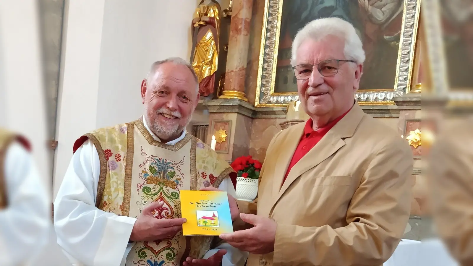Beim Jubiläumsgottesdienst stellte Autor Albert Gruber das 56-seitige Büchlein „300 Jahre St. Barbara-Kirche Irchenrieth 1725 – 2025“ vor und überreichte das erste „druckfrische“ Exemplar an Pfarrer Alfons Forster. (Bild: Albert Gruber)