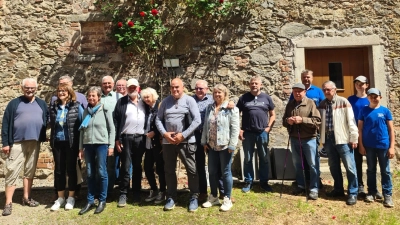 Peter Garreiss (Dritter von rechts) und Adolf Graf (Fünfter von rechts) führten die Gäste aus Sachsen durch das Schloss Burgtreswitz und informierten sie über Oberpfälzer Geschichte.  (Bild: Astrid Hopf)