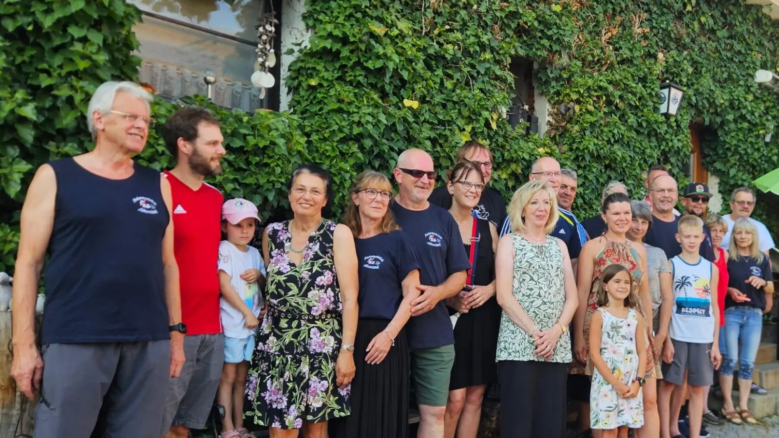 Mitglieder des Motorradclubs beim Sommerfest im neuen Vereinslokal Gasthaus Kellermann, Zangensstein. (Bild: Martin Haas)