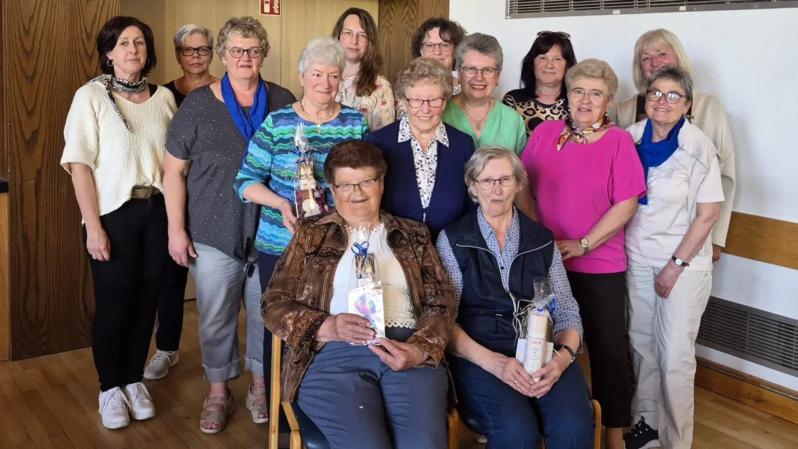 Das Vorstandsteam mit den geehrten Frauen. (Bild: Martina Fröhlich)