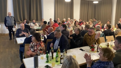 Kirchenpfleger Max Kick (links) präsentiert bei der Pfarrversammlung der Pfarrei St. Sebastian Waldthurn einen zahlenreichen Bericht. (Bild: Franz Völkl)