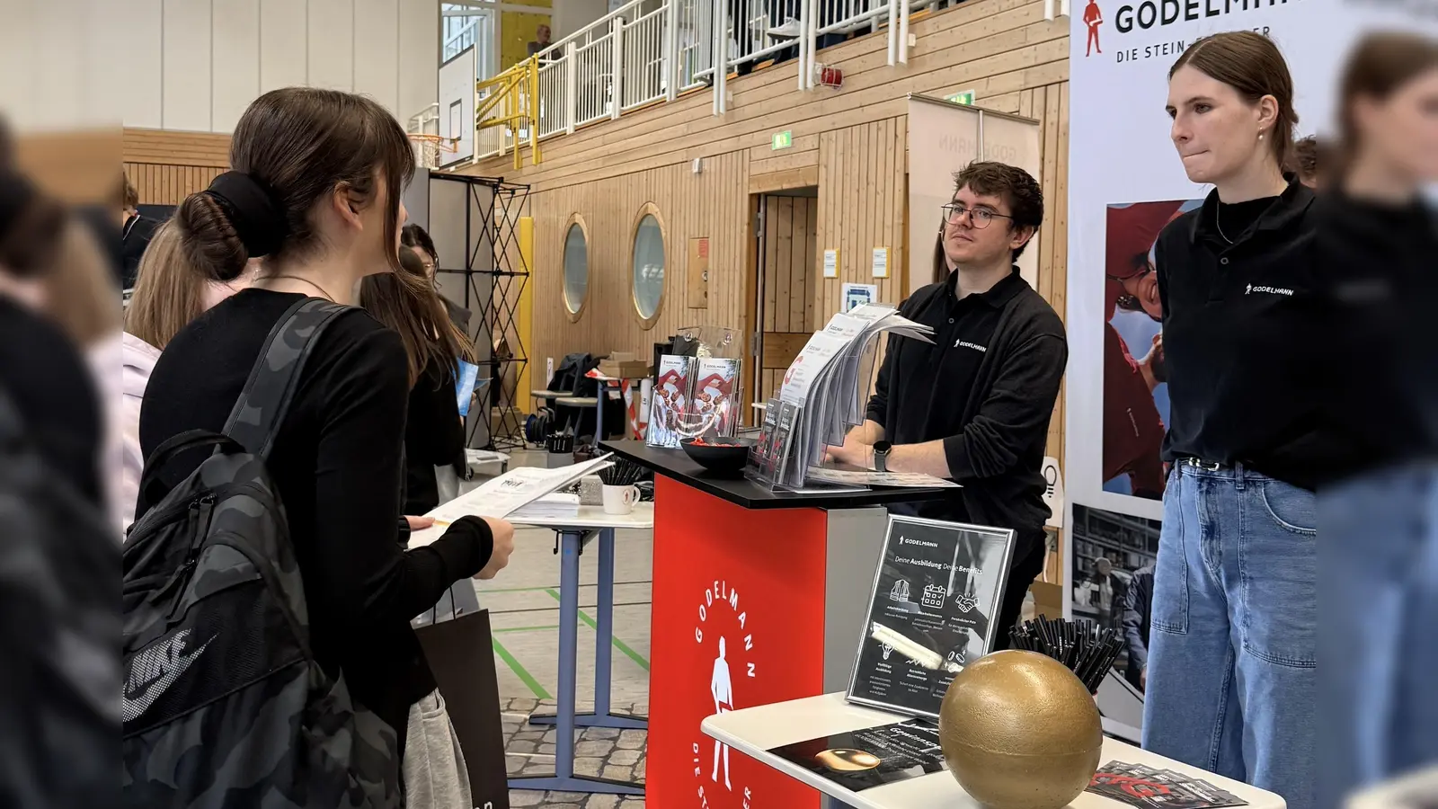 Interessierte Besucher der Berufsmesse. (Bild: Katharina Begen)