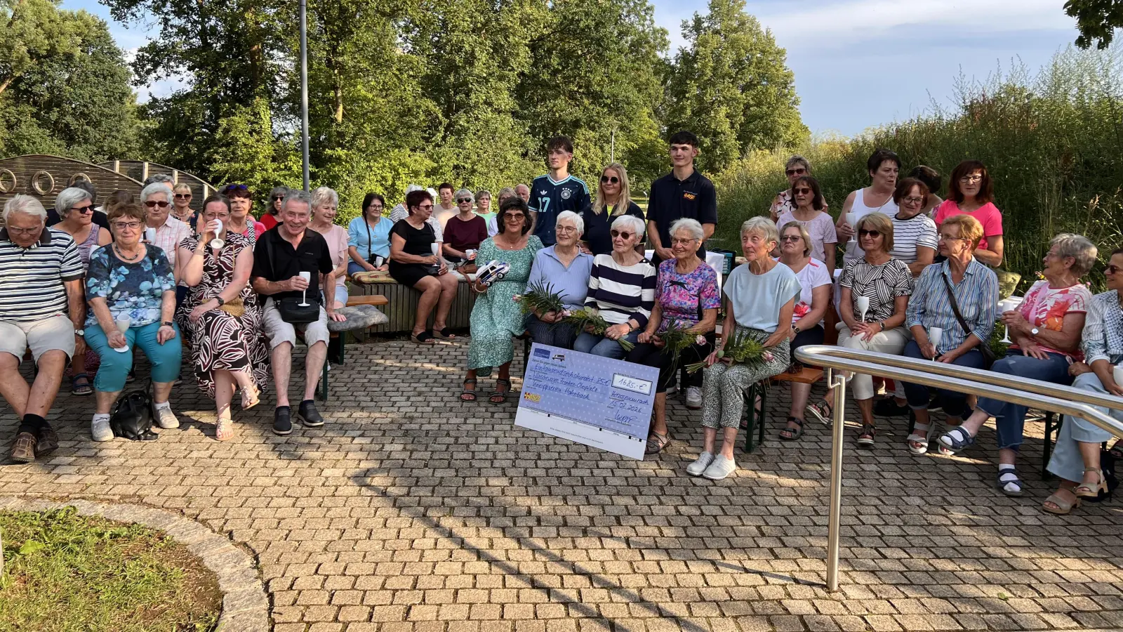 60 Jahre feierte der Hahnbacher Kneippverein mit vier Gründungsmitgliedern und einer Spendenübergabe. (Bild: Marianne Moosburger)