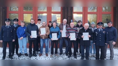 Vorsitzende Michael Riedl und Stephan Reiminger (von links) ehrten zusammen mit Bürgermeister Gerald Reiter und 1. Kommandant Peter Reier (von rechts) die Jugendfeuerwehr (hinten) und langjährige Vereinsmitglieder (vorne). Für 40 Jahre Helmut Werner (von links), für 50 Jahre Matthias Riedl, Rudolf Stark, Karl Weidner, Franz Liebl, Hans Ulschmid. (Bild: Florian Scherbl)