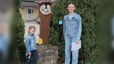 Ostereiersuche am Marterl des OGV, Alexia und Anastasia Keller bei der Rätselstation  (Bild: Natalia Keller)