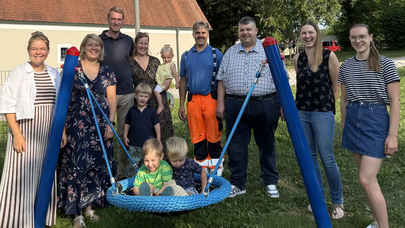 Nicht nur bei den Kindern ist die Freude über die neue Nestschaukel groß. (v.l.) 1. Vorsitzende des Fördervereins der Kita St. Vitus Nadine Meier, 2. Vorsitzende des Fördervereins der Kita St. Vitus Nadine Dehling, Bauunternehmer Christoph Margraf, seine Ehefrau Lisa Margraf, stellvertretender Bauhofleiter der Gemeinde Illschwang Manfred Luber, 1. Bürgermeister der Gemeinde Illschwang Dieter Dehling, Leiterin der Kindertagesstätte St. Vitus Sabrina Stibbe und Erzieherin Lisa Held. (Bild: Nadine Meier)