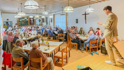 Zauberer Marius Koslowski begeisterte mit seinen Auftritten das Publikum im Pfarrsaal. (Bild: Hans Walter )