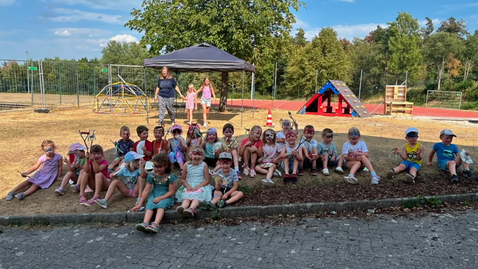 <br>Die Kinder präsentieren ihre selbstgefertigten Werke. (Bild: Sophie Leiß)
