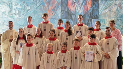 Vier neue Ministranten beginnen ihren Dienst und langjährige beenden ihre aktive Ministrantenzeit. (Bild: Natalia Spitzer)