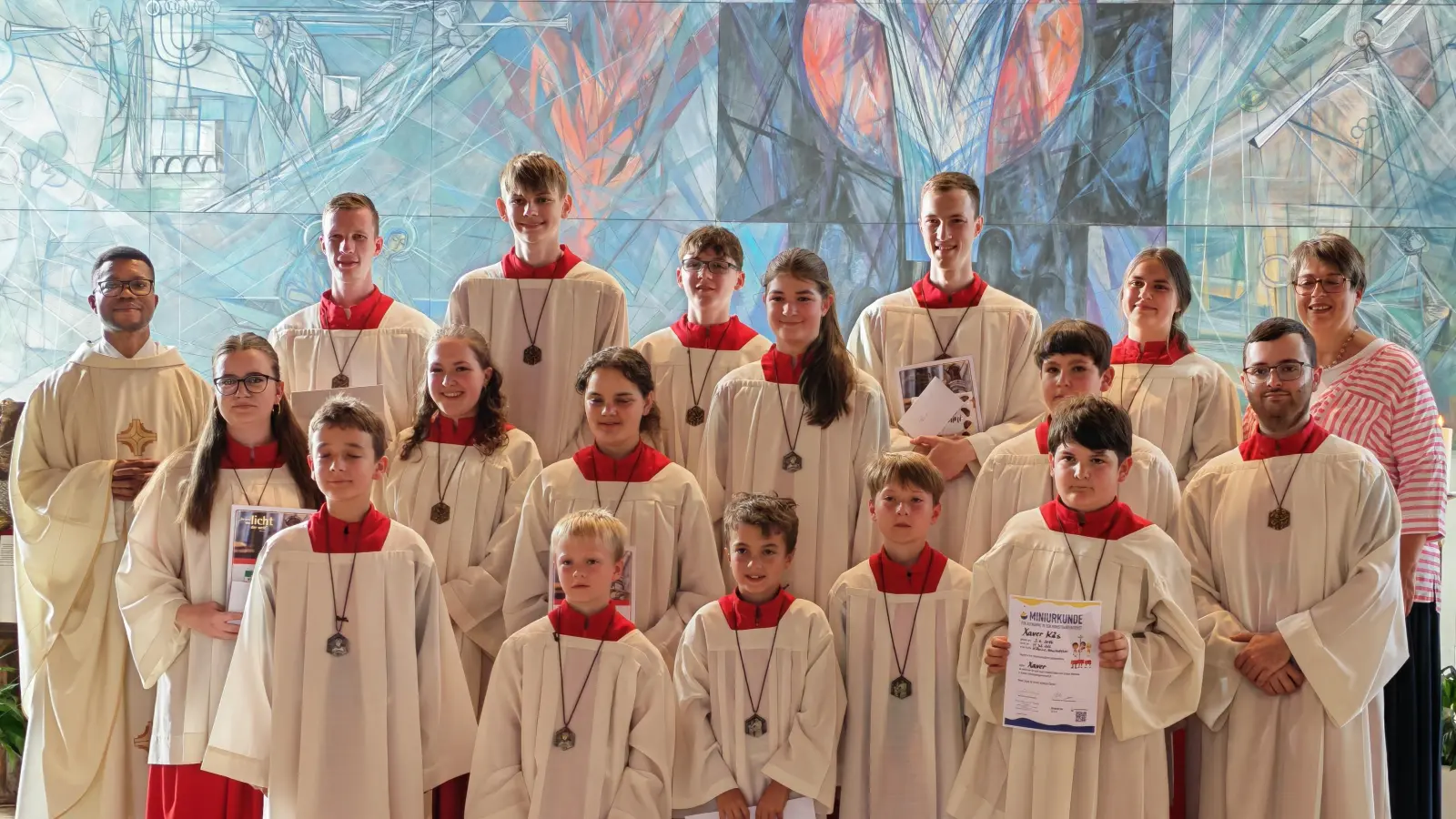 Vier neue Ministranten beginnen ihren Dienst und langjährige beenden ihre aktive Ministrantenzeit. (Bild: Natalia Spitzer)