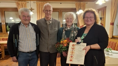 von links nach rechts: Andreas Ebnet 1. Vorsitzender OGV Schönsee, Audi Lurbiecki stellvertretender Kreisverbandsvorsitzender, Anni Spörl geehrtes Mitglied, Heidi Schmid Geschäftsführung Kreisgartenamt Schwandorf.  (Bild: Monika Bayer)