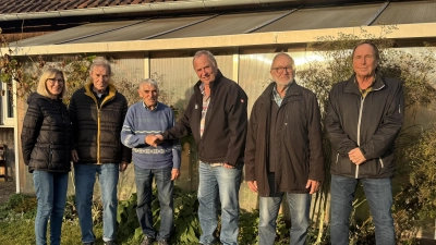 v.l. Eva und Friedrich Westiner, Hans Mautner, Gerhard Döhrling, Helmut Otto und Gerhard Wolfrum überbrachten die Glückwünsche der Flugsportgemeinschaft Steinwald. (Bild: Gerhard Döhrling)