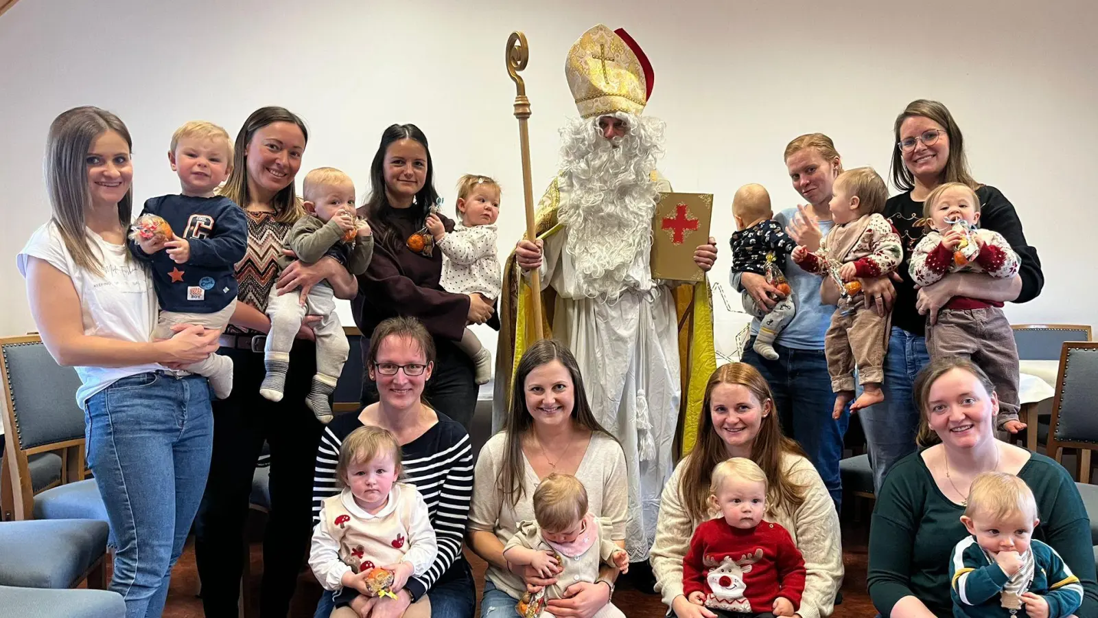 Der Nikolaus bei den Kleinen Strolchen. (Bild: Steffi Weig)