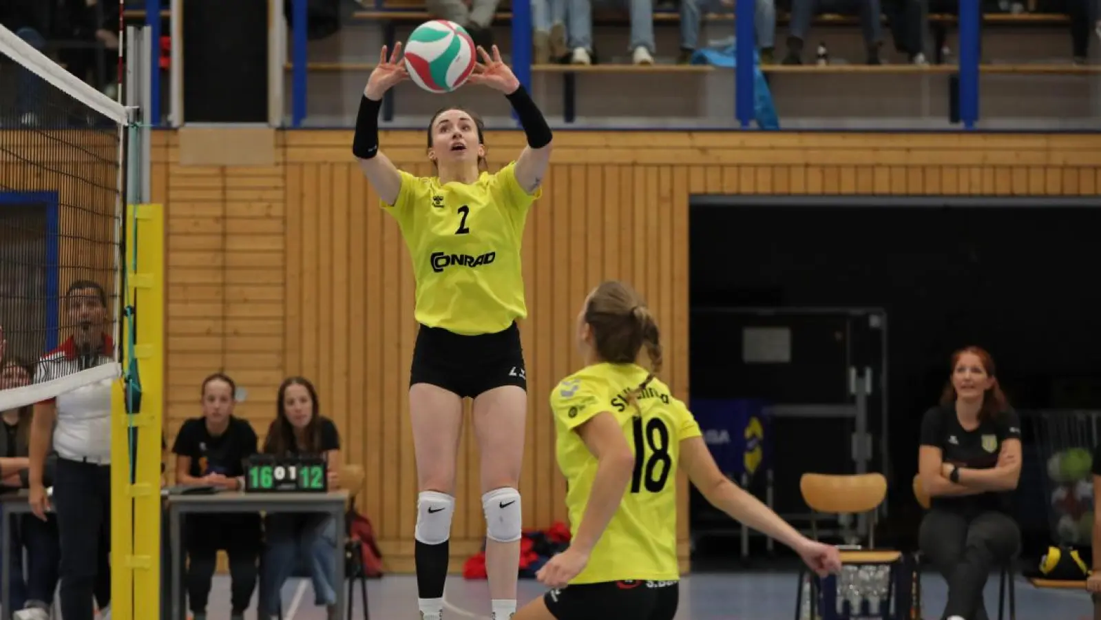 Elli Kiehn (l.) ist normalerweise diejenige, die im Spiel des SV Hahnbach die Strippen zieht. Im Spiel gegen Augsburg am Wochenende fiel sie jedoch verletzungsbedingt aus.  (Bild: Andreas Emmel)