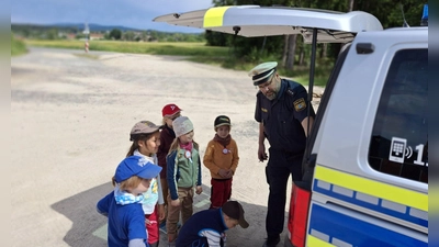 Kinder besichtigen den Polizeibus (Bild: Reindl)