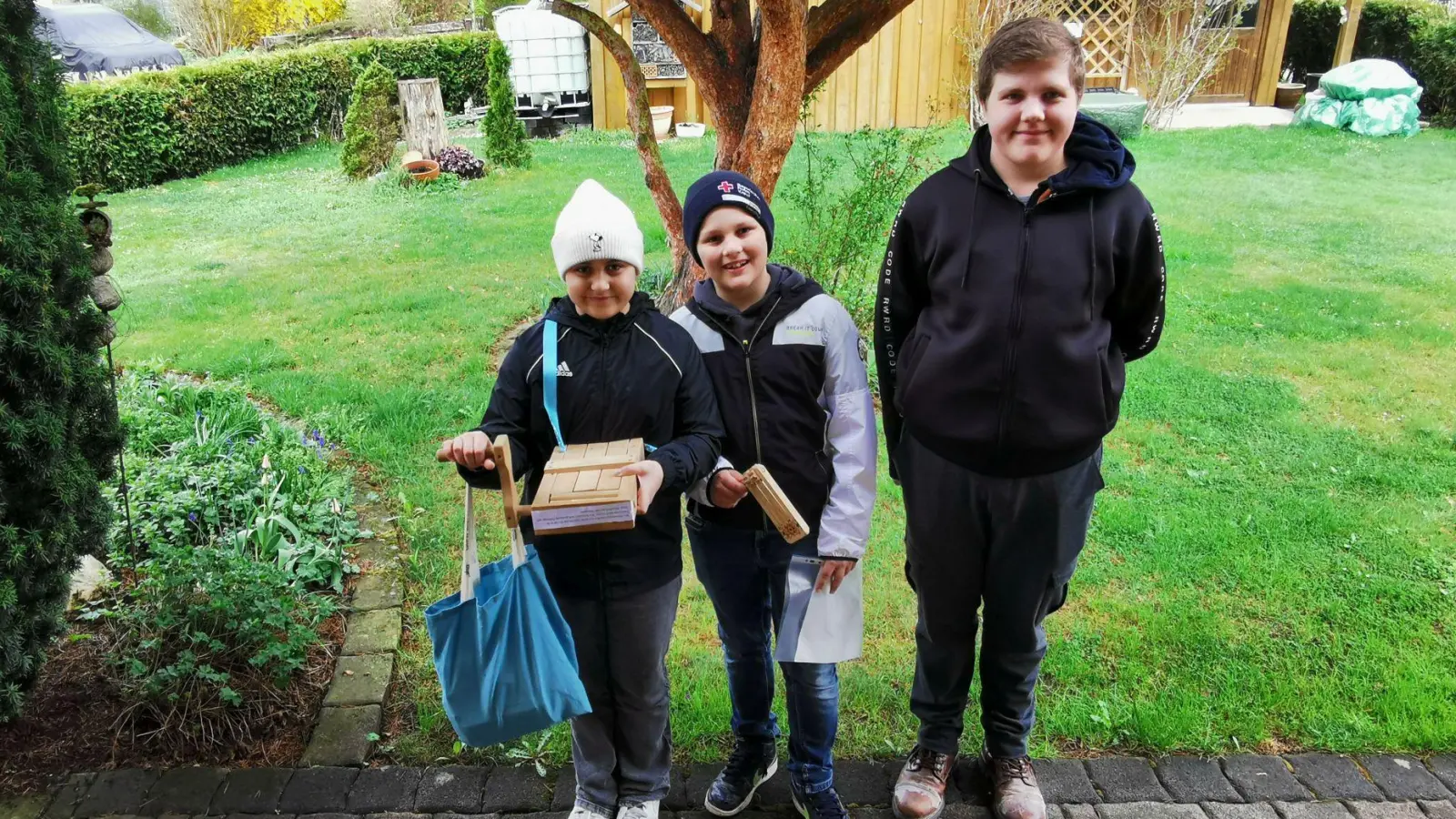 Mit Holzschlaginstrumenten gingen die Ministranten Sarah Landgraf, Marco Landgraf und Christian Hammerl (v.l.) in Eslarn von Haus zu Haus.<br> (Bild: Karl Ziegler)