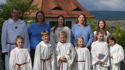 auf dem Bild sind die Oberministranten mit ihren neuen Kollegen, dahinter der Arbeitskreis Minis mit Koordinatin Jasmin Beck. (Bild: Alexander Hörl)