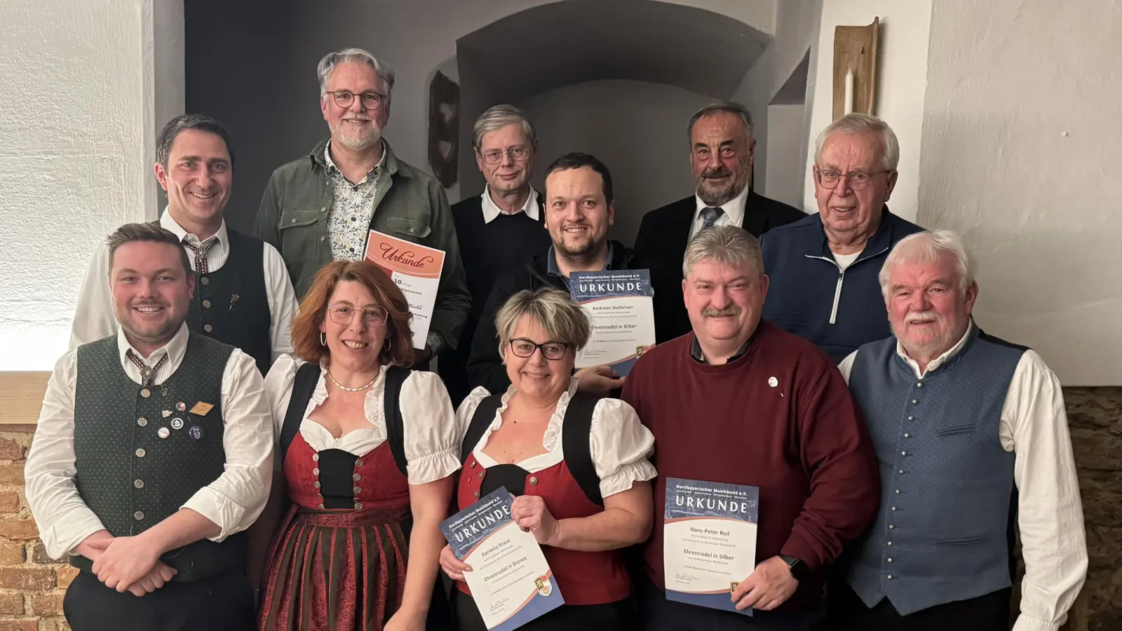 1. Reihe von links nach rechts: Jonas Kraus, Birgit Bocka, Kornelia Kraus, Hans-Peter Reil, Ferdinand Münch. 2. Reihe von links nach rechts: Franz Völkl, Andreas Holfelner, Franz Kick. 3. Reihe von links nach rechts: Martin Kraus, Pfarrer Norbert Götz, Bürgermeister Josef Beimler. (Bild: Julian Bauer)