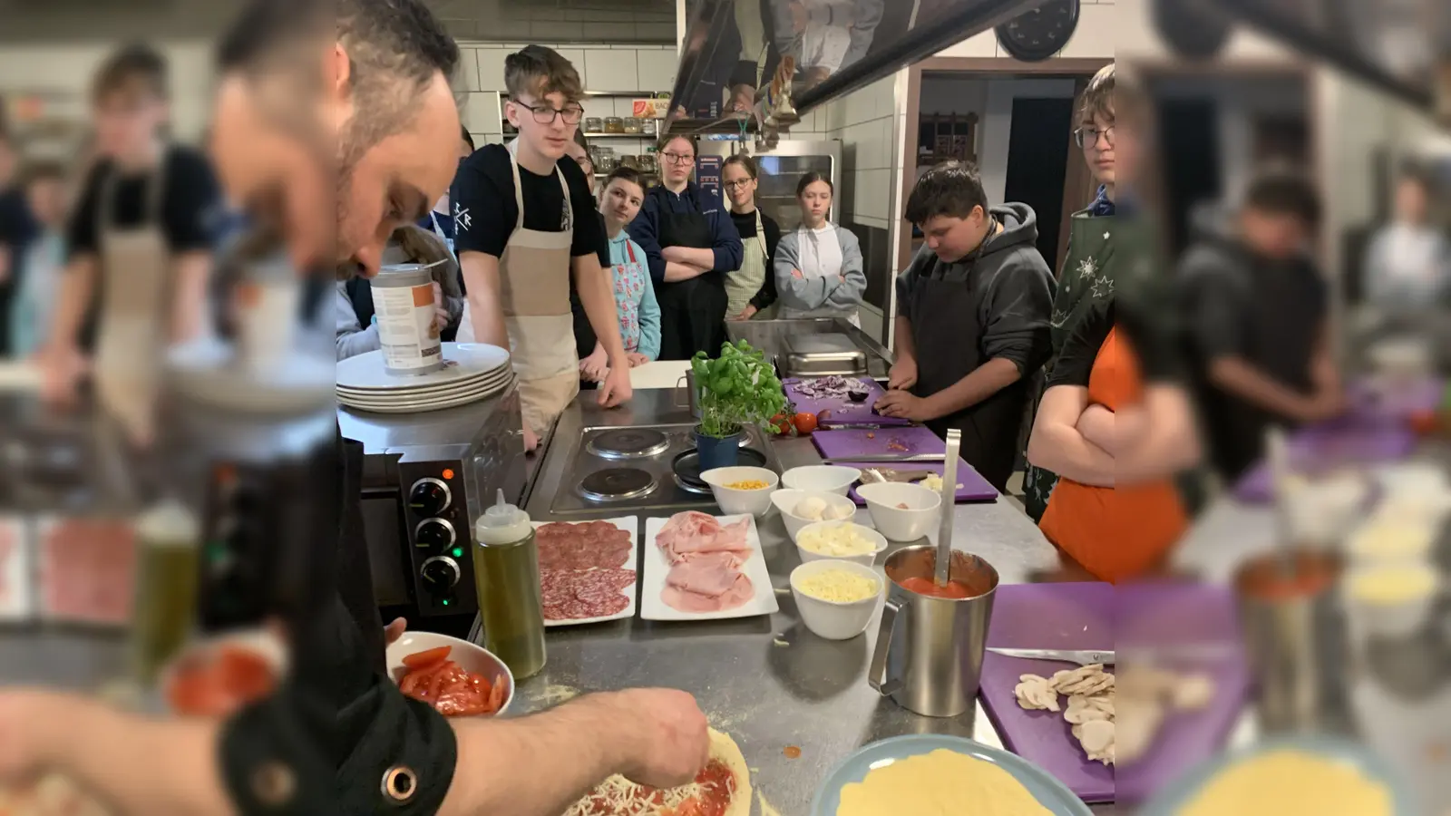 Mit viel Engagement und Neugier bereiten die Schülerinnen und Schüler ihre eigenen Pizzen zu und sammeln dabei praktische Erfahrungen in der Gastronomie. (Bild: Erni Bühl)