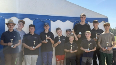 Die erfolgreiche ASC-Jugendgruppe präsentiert stolz ihre errungen Pokale in der Cross-Klasse. (Bild: Michael Luber)