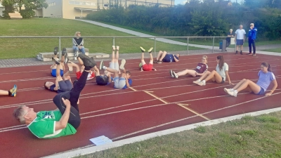 Vor der Abnahme des Sportabzeichens werden den Freizeitsportlern aller Altersklassen Trainingsmöglichkeiten auf dem Realschulsportplatz angeboten. (Bild: Alexander Süß)