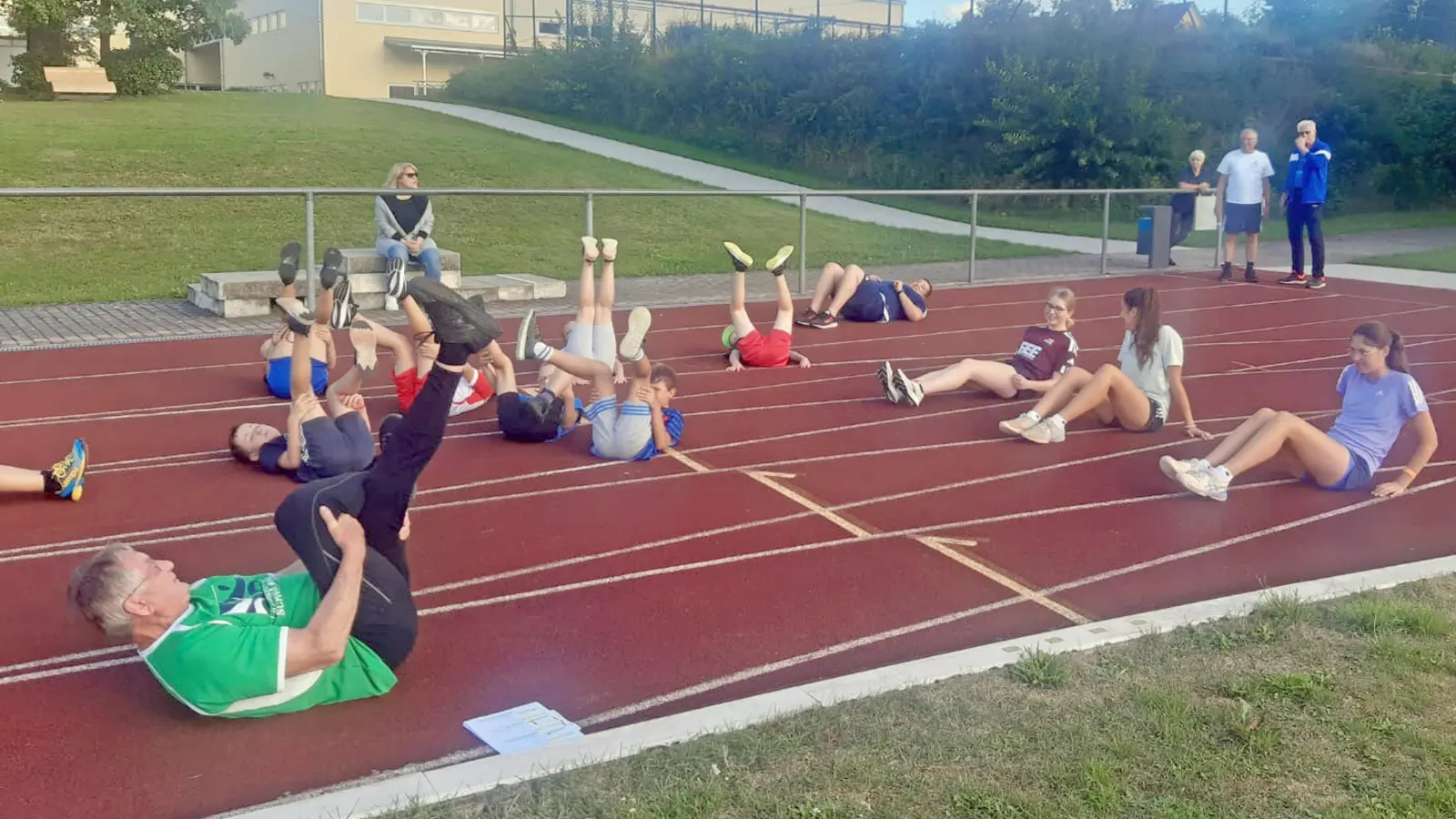 Vor der Abnahme des Sportabzeichens werden den Freizeitsportlern aller Altersklassen Trainingsmöglichkeiten auf dem Realschulsportplatz angeboten. (Bild: Alexander Süß)