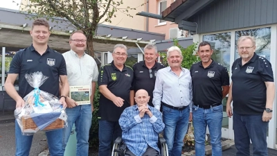 Zu seinem Ehrentag überbringen die Vereinsvertreter an Jubilar Herbert Habraschka (Bildmitte) einen Geschenkkorb mit Gutschein und die besten Glückwünsche; im Bild v.l.n.r.: 2. Vorsitzender Philipp Leinhäupl, 1. Bürgermeister &amp; Ehrenmitglied Uwe König, Ehrenmitglied Norbert Bücherl, Ehrenvorsitzender Jürgen Grundler, Ehrenmitglied Oskar Götz, 1. Vorsitzender Alfred Negel und Ehrenvorsitzender Hermann Lühr. (Bild: Patrick Horn)