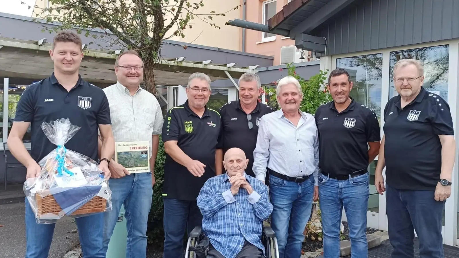 Zu seinem Ehrentag überbringen die Vereinsvertreter an Jubilar Herbert Habraschka (Bildmitte) einen Geschenkkorb mit Gutschein und die besten Glückwünsche; im Bild v.l.n.r.: 2. Vorsitzender Philipp Leinhäupl, 1. Bürgermeister &amp; Ehrenmitglied Uwe König, Ehrenmitglied Norbert Bücherl, Ehrenvorsitzender Jürgen Grundler, Ehrenmitglied Oskar Götz, 1. Vorsitzender Alfred Negel und Ehrenvorsitzender Hermann Lühr. (Bild: Patrick Horn)