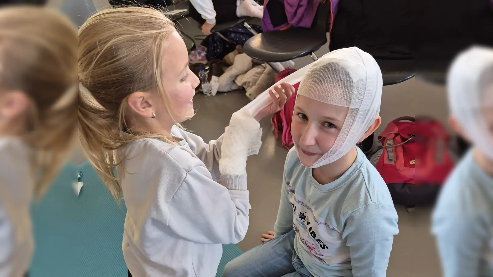 So ein Kopfverband mit Binde ist gar nicht so einfach. Doch mit etwas Übung bekommen das auch Grundschüler hin. (Bild: Nikolaus Scherr)