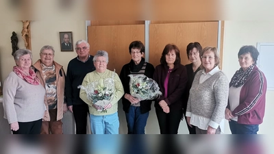 Seniorenteam mit Pfarrer Eugen Wismeth sagten Danke: von rechts: Elfriede Schnellbögl, Elvira Köppl, Andrea Krämer, Martha Rohrmüller, Klara Schoierer, Brigitte Götz, Pfarrer Eugen Wismeth, Evi Schwendner und Annemarie Mösbauer (Angelika Failer fehlte). (Bild: Annemarie Mösbauer)