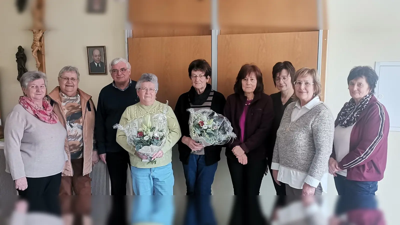 Seniorenteam mit Pfarrer Eugen Wismeth sagten Danke: von rechts: Elfriede Schnellbögl, Elvira Köppl, Andrea Krämer, Martha Rohrmüller, Klara Schoierer, Brigitte Götz, Pfarrer Eugen Wismeth, Evi Schwendner und Annemarie Mösbauer (Angelika Failer fehlte). (Bild: Annemarie Mösbauer)