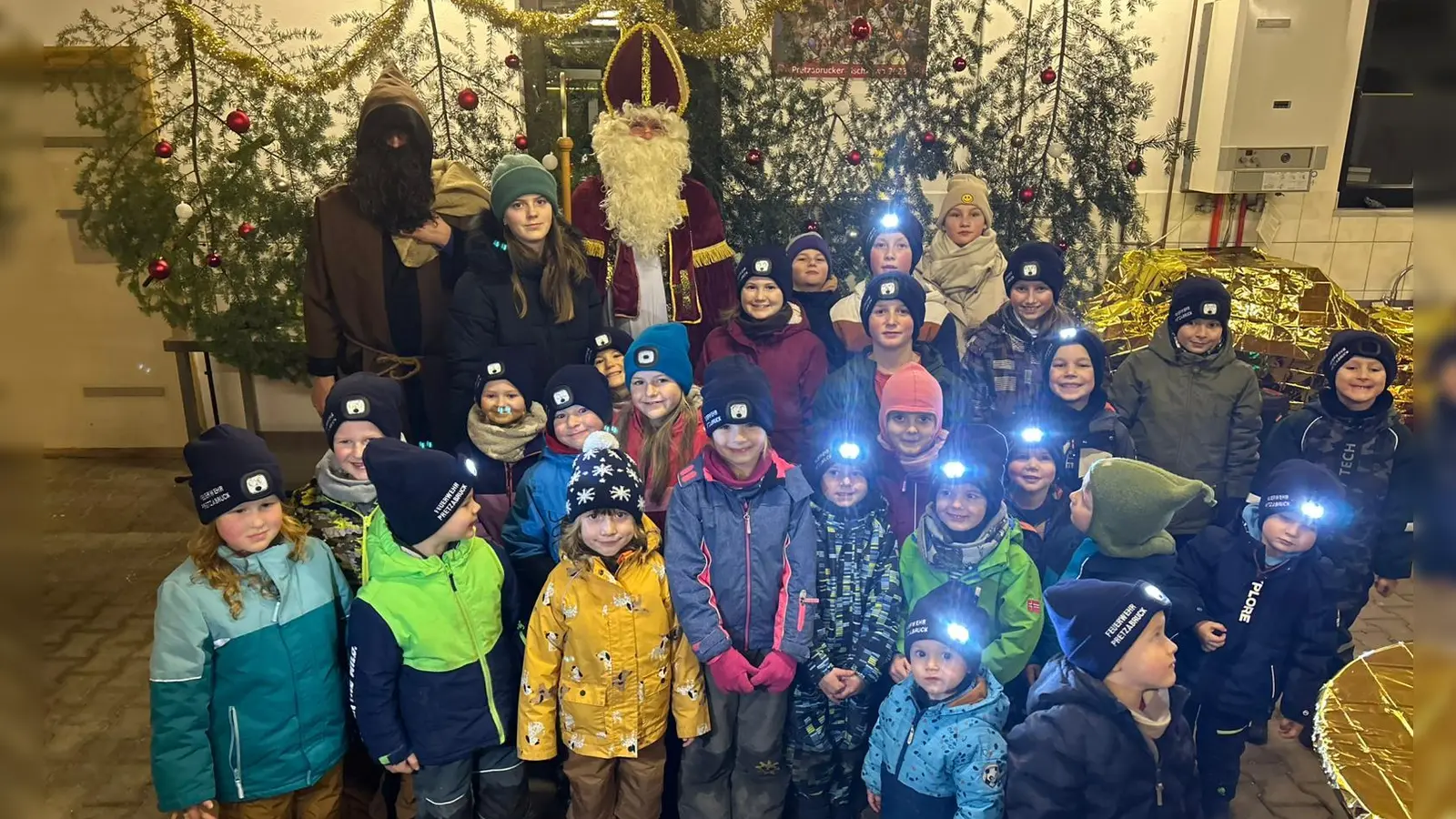 Nikolaus mit den Kindern (Bild: Andreas Butz)