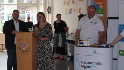 Eva Lietke als Leiterin der Gesundheitsregion plus dankte Gesundheitsbotschafter Nikolaus Scherr (rechts) als Organisator des Gesundheitstages in Tiefenbach und begrüßte die zahlreichen Gäste. Bürgermeister Martin Holler eröffnete die Veranstaltung offiziell. (Bild: Susanne Holler)