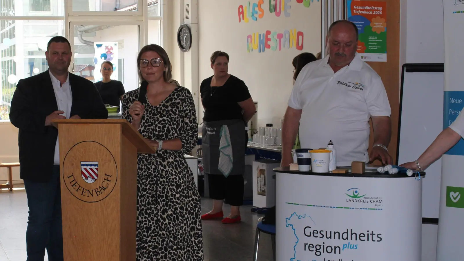 Eva Lietke als Leiterin der Gesundheitsregion plus dankte Gesundheitsbotschafter Nikolaus Scherr (rechts) als Organisator des Gesundheitstages in Tiefenbach und begrüßte die zahlreichen Gäste. Bürgermeister Martin Holler eröffnete die Veranstaltung offiziell. (Bild: Susanne Holler)