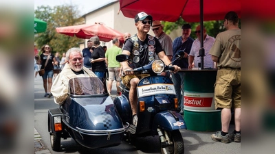 Capitano Michl Thumfart mit Stadtpfarrer Prechtl auf den Weg zur Bühne (Bild: Volker Herding)