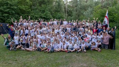 Gruppenbild Bezirkslager DPSG Hüttenbezirk „Rittermut - Jurtenburg trifft Lilienbanner” (Bild: Simon Fischer)