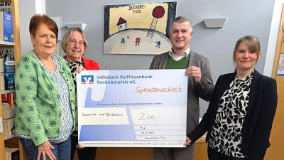 Übergabe des Spendenschecks über 200€ an Frau Agnes Mächtl und Frau Friederike Witt vom Bücherei-Team durch 1. Vorsitzenden Dietmar Schaller und 2. Vorsitzenden Kristina Srp der Freien Wähler Pirk (Bild: Manuela Legat)