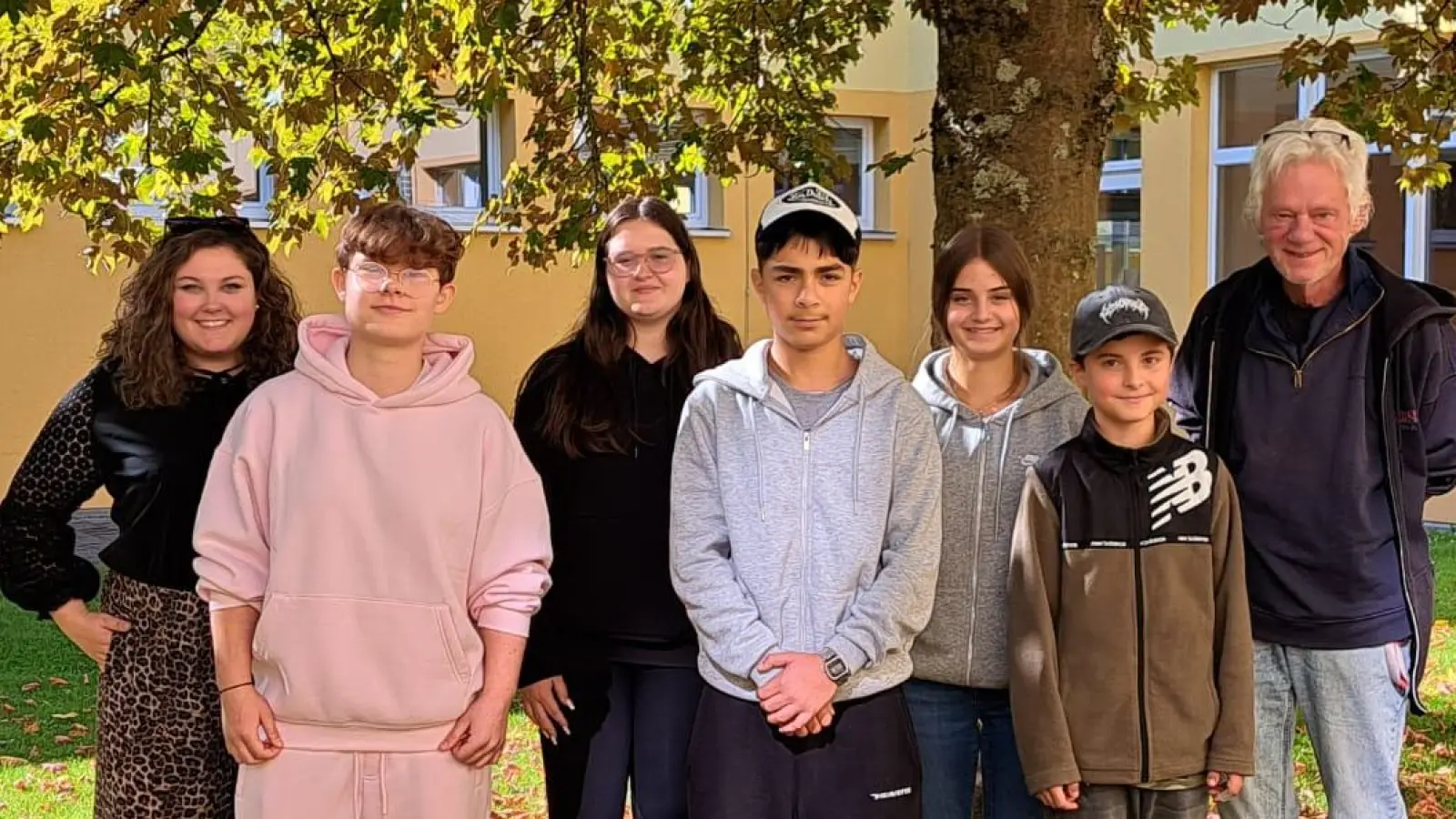 Das Team der SMV an der GMS Pressath: Jugendsozialarbeiterin Laura Frank, Theresa Dziwok, Emilia Krüger, Schülersprecher Kaan Patar, Joanna Zintl, Toni Hänisch und Verbindungslehrer Hans Walter  (Bild: Hans Walter)