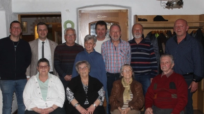 Bild zeigt die Geehrten der CSU v.v.li. Judith Zaus, Brigitta Kuhbandner, Lina Söllner, Fritz Kuriczak hi.v.li. stellvertretender Vorsitzender Johannes Prechtl, Bürgermeister Wolfgang Söllner, Anton Mößbauer, Gabi Filberth, Alfred Bayer, Michael Bayerl, Bernd Würstl, Vorsitzender Josef Söllner (Bild: Josef Söllner)