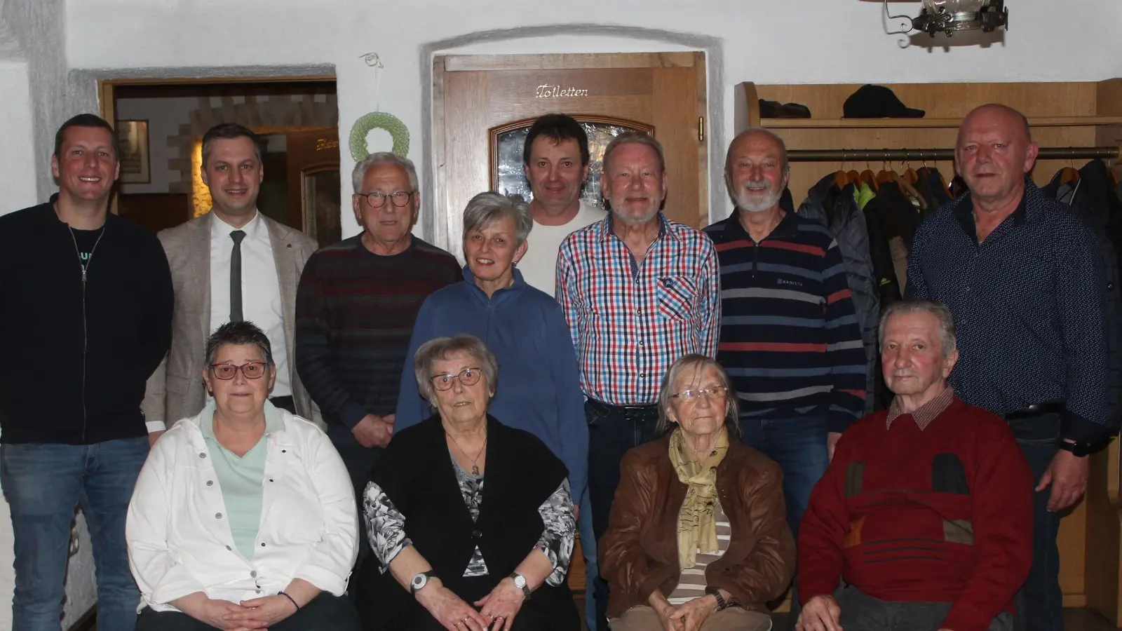 Bild zeigt die Geehrten der CSU v.v.li. Judith Zaus, Brigitta Kuhbandner, Lina Söllner, Fritz Kuriczak hi.v.li. stellvertretender Vorsitzender Johannes Prechtl, Bürgermeister Wolfgang Söllner, Anton Mößbauer, Gabi Filberth, Alfred Bayer, Michael Bayerl, Bernd Würstl, Vorsitzender Josef Söllner (Bild: Josef Söllner)