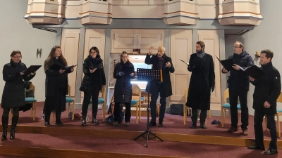 Das erweiterte Ensemble VOCAL3PLUS mit Regionalkantor Rudolf Fischer vor der Sandtner-Orgel in St. Konrad. (Bild: Michael Jakob)
