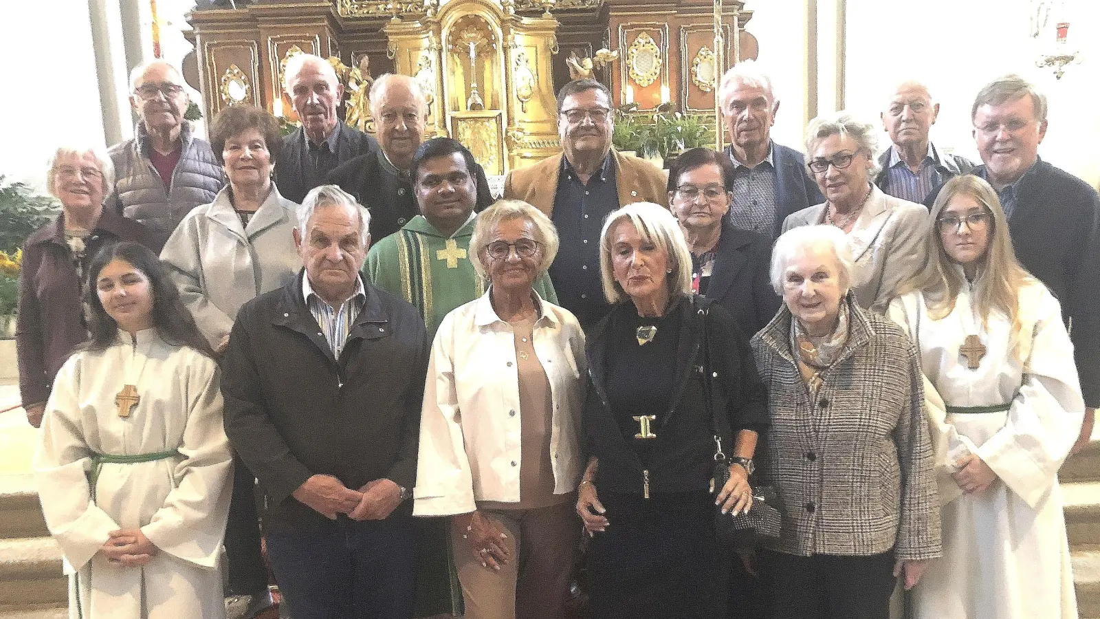 Das Klassentreffen des Jahrgangs 1945/1946 begann mit einem Gottesdienst in der Wallfahrtskirche, den Pfarrer Martin (im grünen Messgewand) zelebrierte. (Bild: Werner Robl)