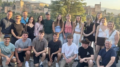 Eine Schülergruppe der FOSBOS Amberg nahm an einer spannenden und lehrreichen Studienfahrt nach Granada teil und vertiefte dort ihre Sprachkenntnisse. (Bild: Georg Hirmer)