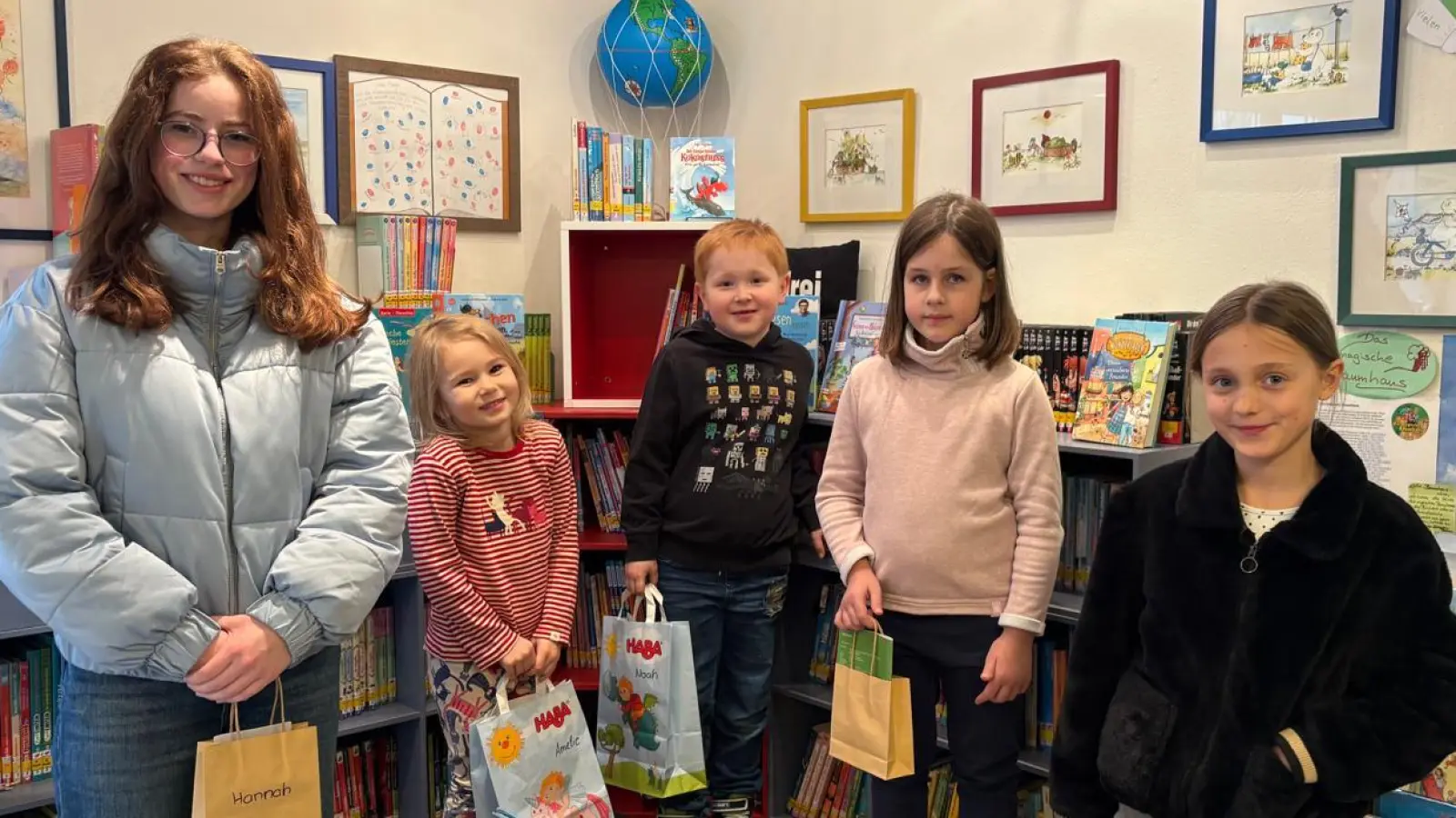 Die Vielleser bei der Geschenkeübergabe (v.l. Hannah Sieber, Amelie Kögler, Noah Wenning, Marlene Biersack, Magdalena Kirchberger; es fehlt Lena Bayer)  (Bild: Martina Reger )