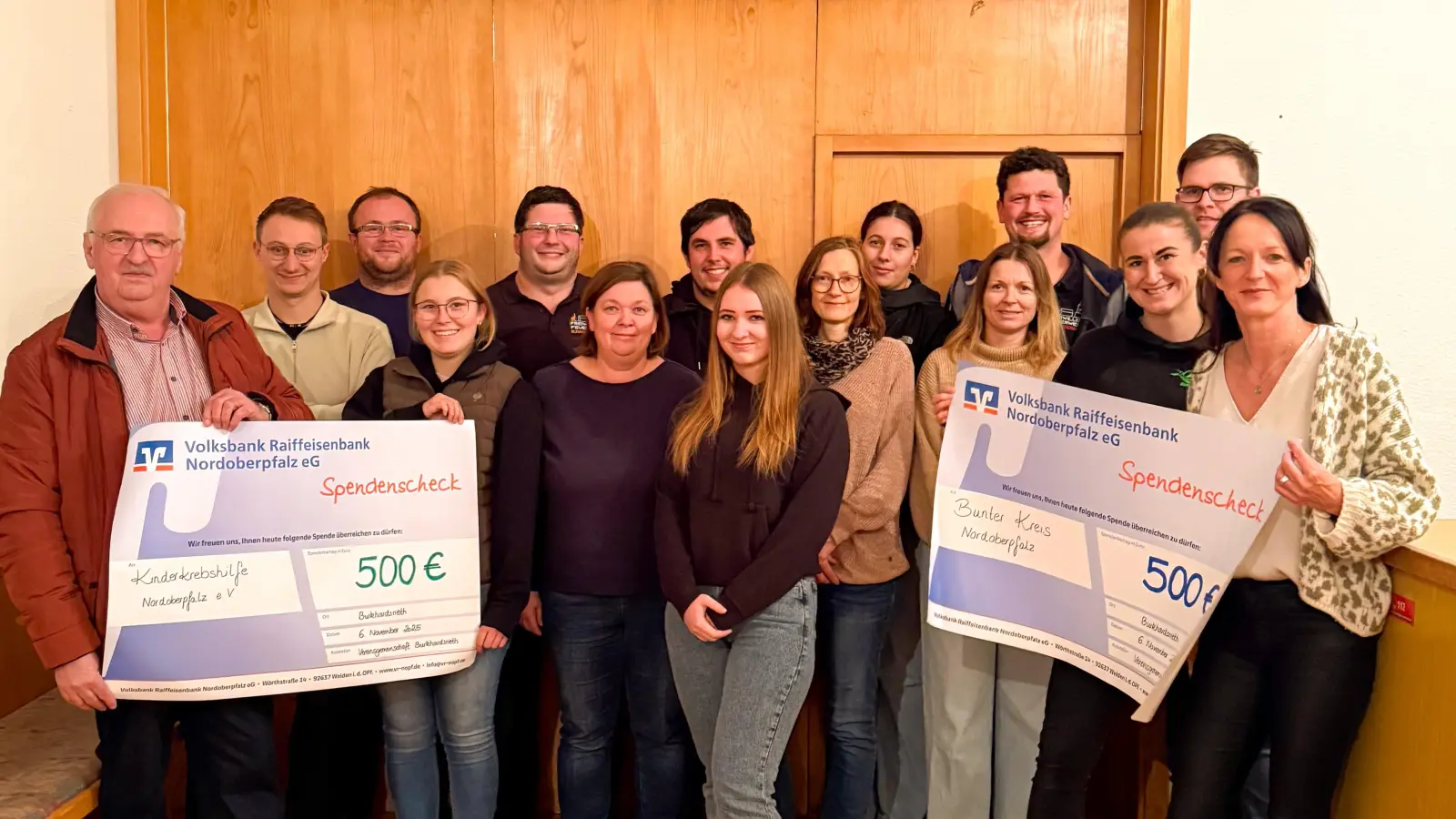 Die Vereinsgemeinschaft Burkhardsrieth spendete je 500 Euro an drei Organisationen, darunter den Bunten Kreis Nordoberpfalz, für den sich Grit Mediger (rechts) bedankte. (Bild: Friedrich Peterhans)