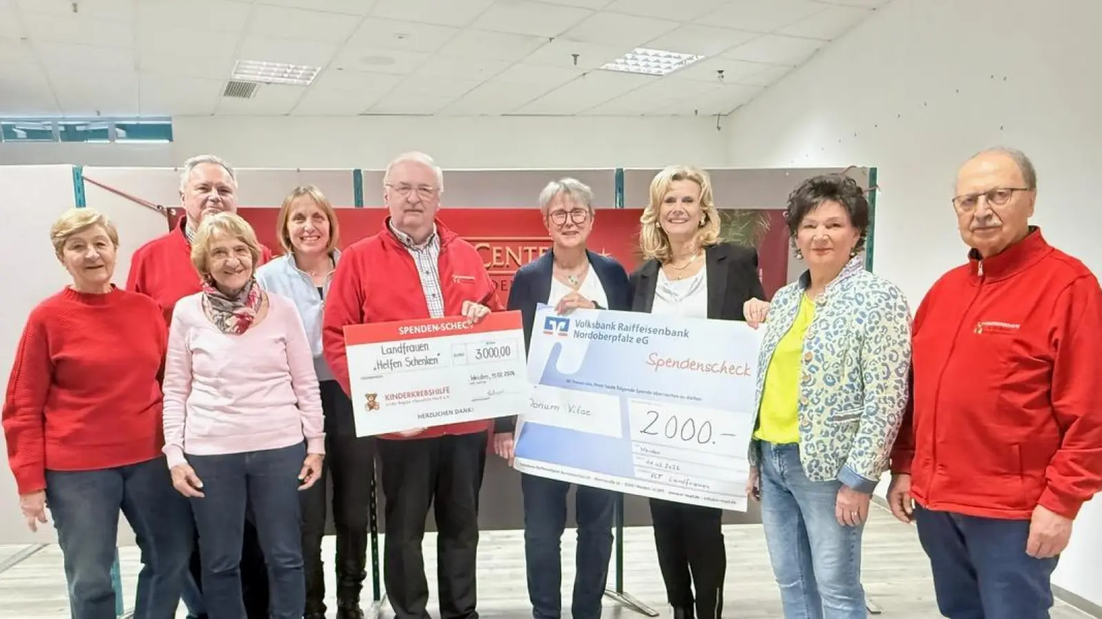 Spendenübergabe an Kinderkrebshilfe und DONUM VITAE.<br>V. n. r.: Petra Troppmann, Hartmut Ordnung, Jutta Harbig, Heike Lehner, Herbert Putzer, Elisabeth Schieder, Andrea Lang, Waltraud Lukas, Andreas Steinl. (Bild: Joachim Kriechenbauer)