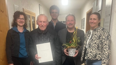 Inge Härtl, Günther Lindner, Bürgermeister Bernhard Schindler, Ljudmyla Erhard, hinten : Stefan Doleschal (Bild: Antje Fröbrich)