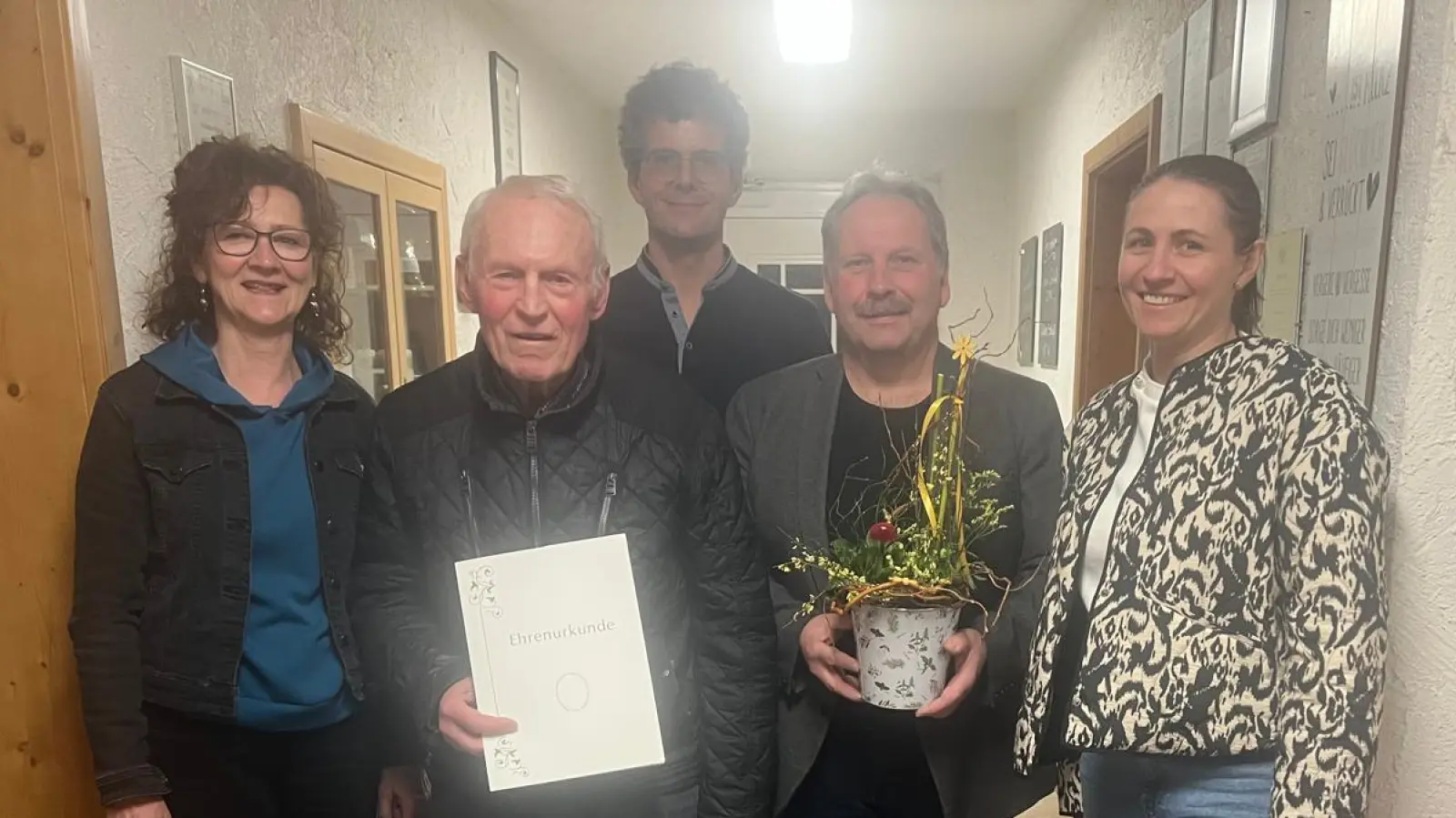 Inge Härtl, Günther Lindner, Bürgermeister Bernhard Schindler, Ljudmyla Erhard, hinten : Stefan Doleschal (Bild: Antje Fröbrich)