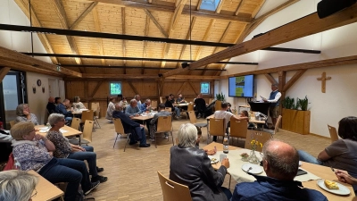 Uwe Rosner, Vorsitzender des Fördervereins Schafferhof, gibt den Besuchern interessante Einblicke in die Geschichte und Sanierung des Schafferhofs. (Bild: Johanna Wenisch)
