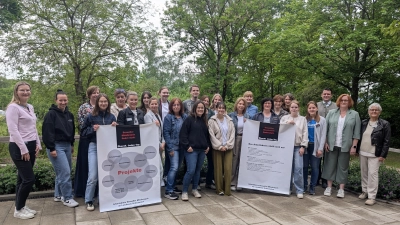 Die Mitglieder des Arbeitskreises mit Arbeitskreisleiterin Helga Forster, Referentin Evelyn Schätzler und Landrat Thomas Ebeling (von rechts). (Bild: Manuela Strukletz)